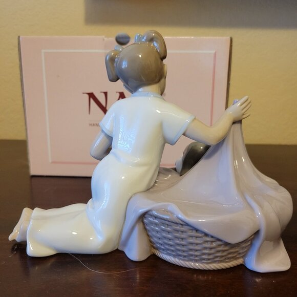 NAO by Lladro Figurine "It's Time to Sleep" Girl With Dog in Basket #1417 - Picture 4 of 9